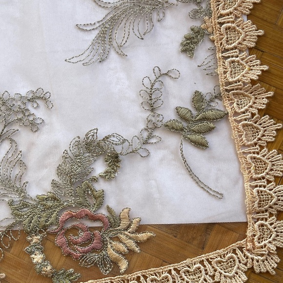 Vintage embroidered mesh doily with lace and roses 🌹 - Picture 8 of 9